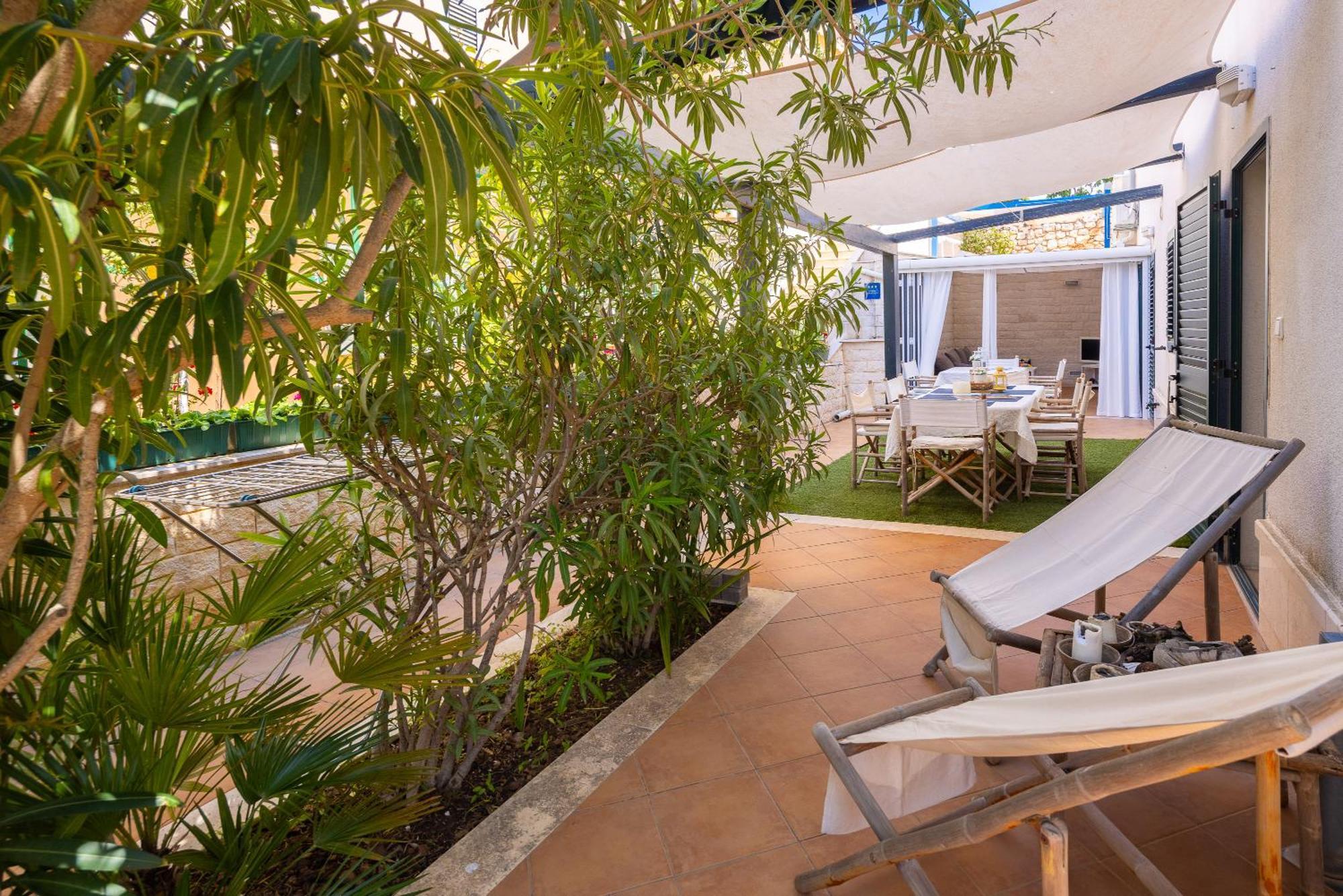 Maki Exclusive * Hvar Town